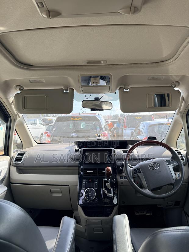 Toyota Noah 2.0 158hp FWD (7 Seater) 2013 Gray