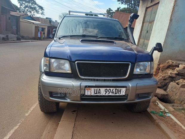 Isuzu Trooper 2002 Blue