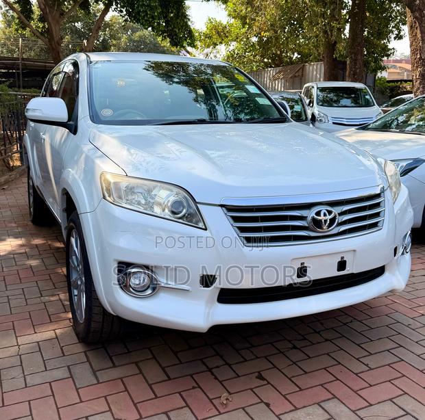 Toyota Vanguard 2013 White
