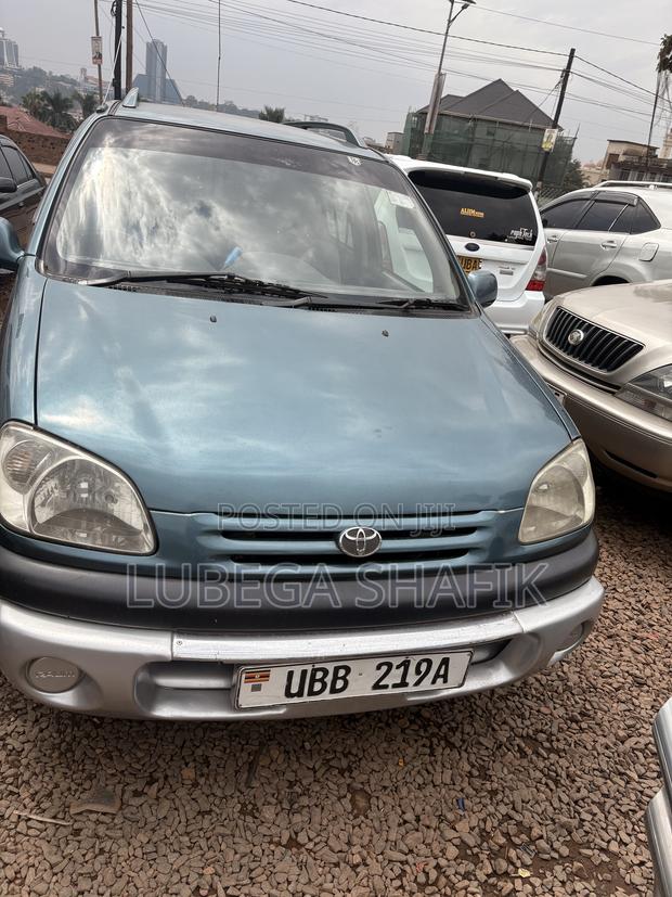 Toyota Raum 2000 Blue