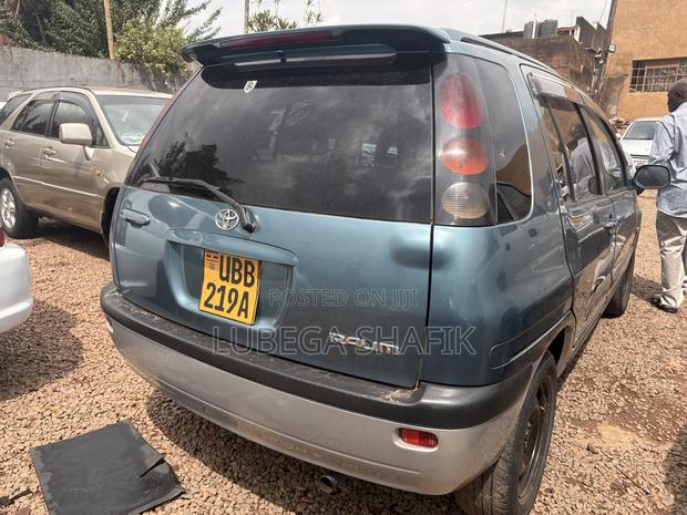 Toyota Raum 2000 Blue