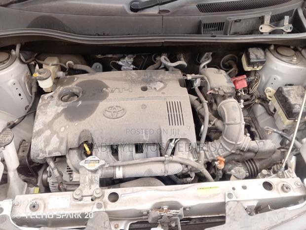 Toyota Sienta 2011 Silver