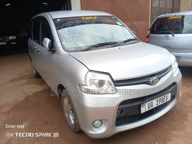 Toyota Sienta 2011 Silver
