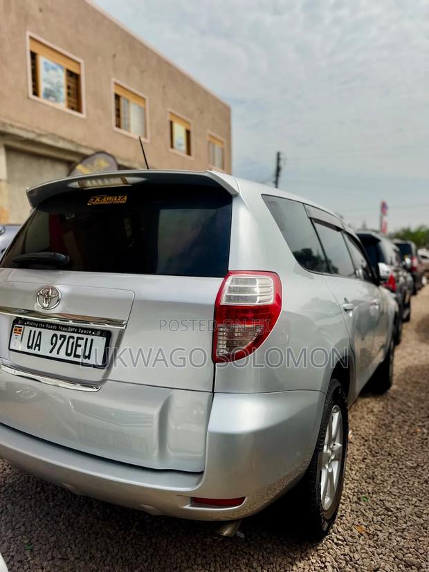 Toyota Vanguard 2010 Silver