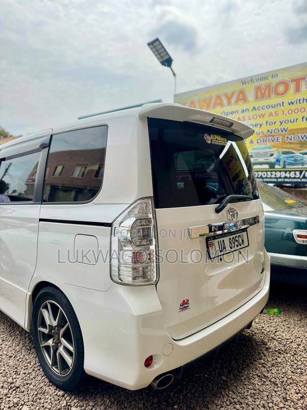 Toyota Noah 2012 White