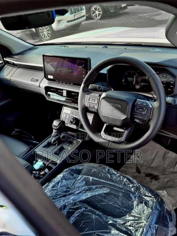 Toyota Hilux 2025 White