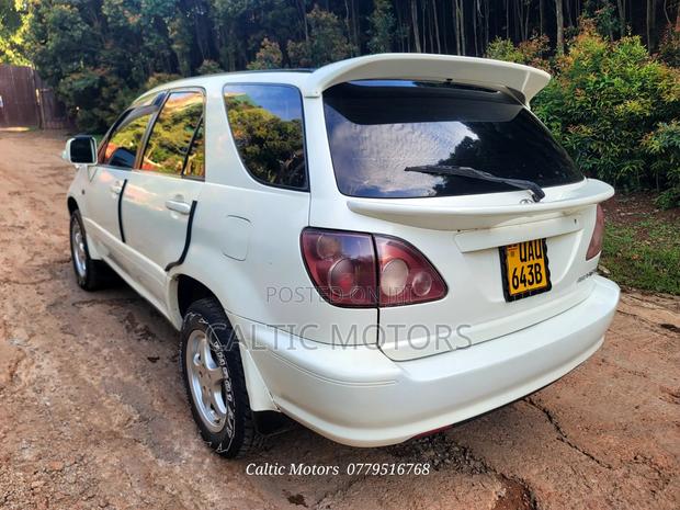 Toyota Harrier 2000 White