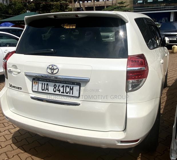 Toyota Vanguard 2010 White