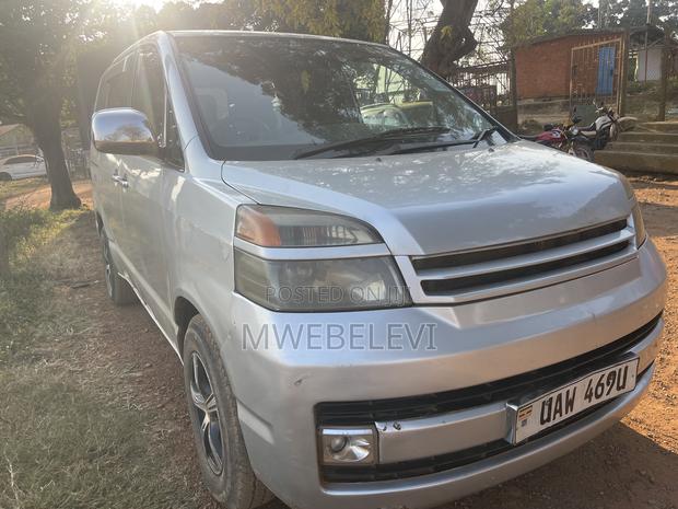 Toyota Noah 2006 Silver