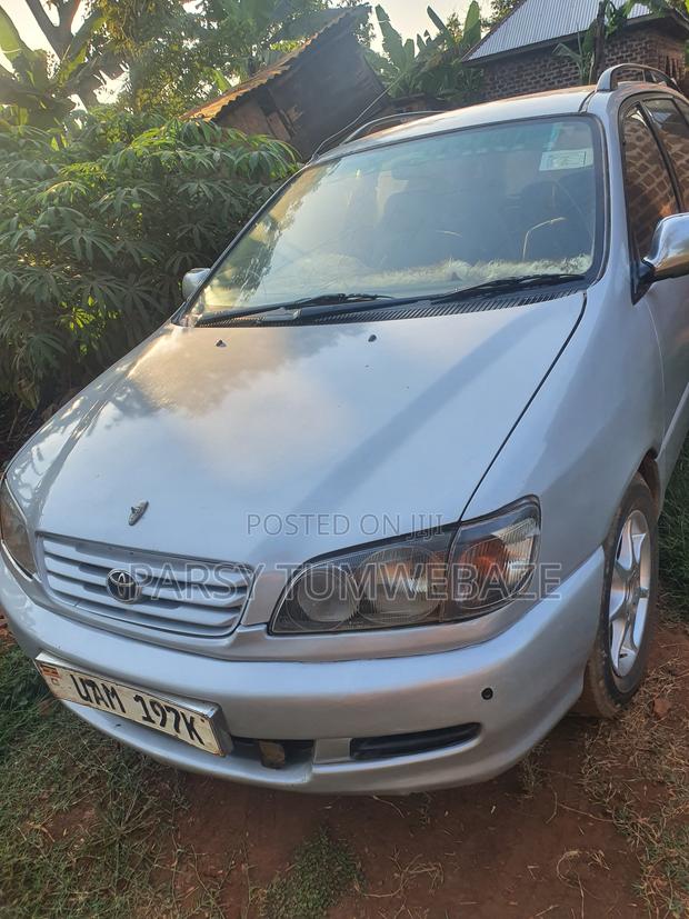 Toyota Ipsum 2000 Silver