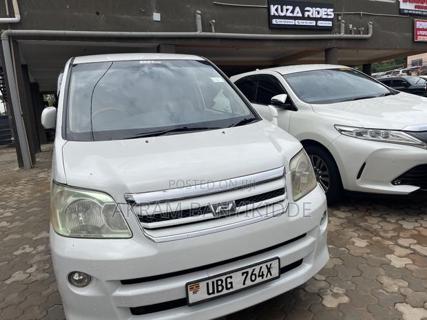 Toyota Noah 2004 White