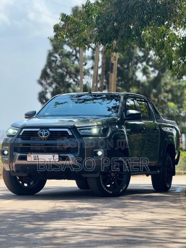 Toyota Hilux 2023 Gray
