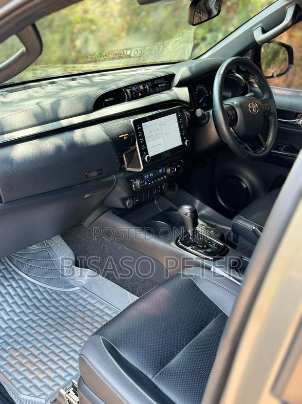 Toyota Hilux 2023 Gray