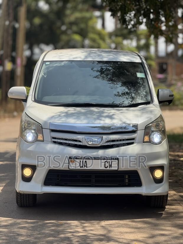 Toyota Noah 2.0 143hp AWD (8 Seater) 2012 White