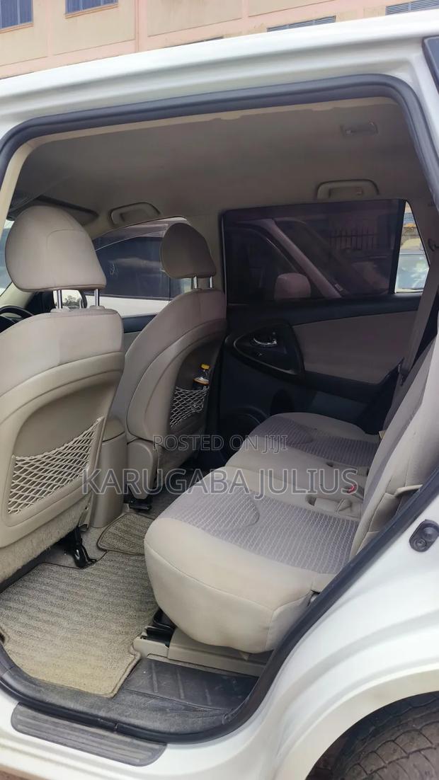 Toyota Vanguard 2010 White
