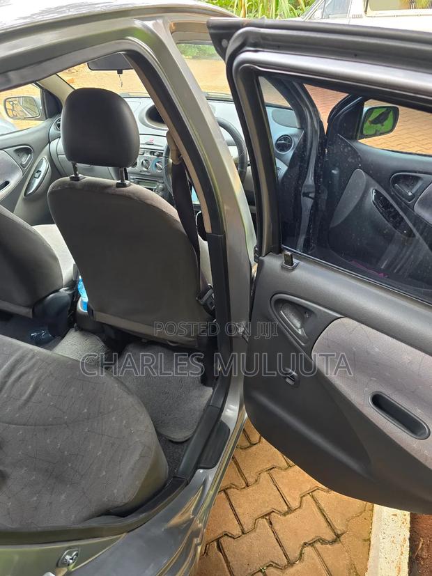 Toyota Vitz 2004 Gray