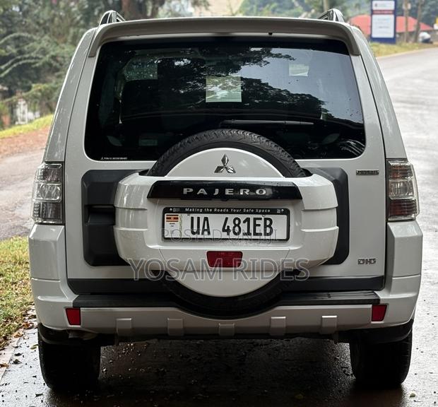 Mitsubishi Pajero 3.2 Di-Dc GLS 2012 White