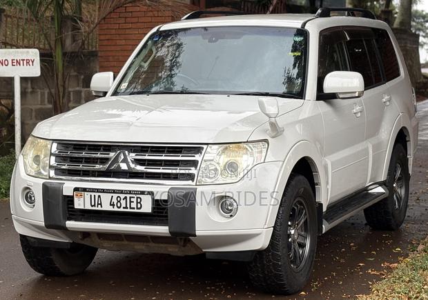 Mitsubishi Pajero 3.2 Di-Dc GLS 2012 White