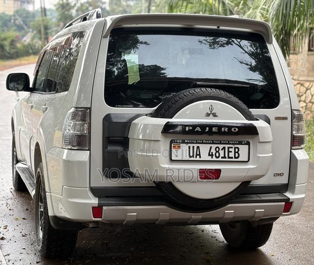 Mitsubishi Pajero 3.2 Di-Dc GLS 2012 White