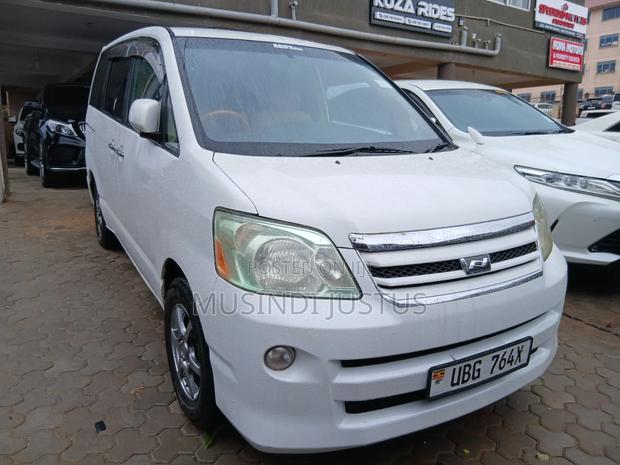 Toyota Noah 2006 White