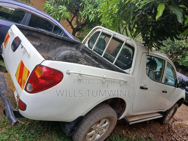 Mitsubishi L200 2013 White