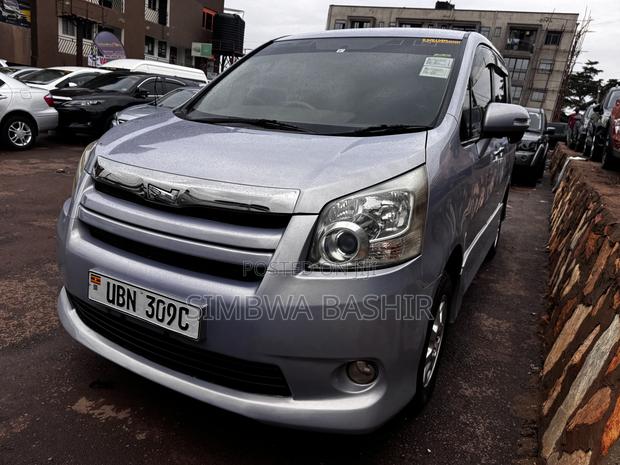 Toyota Noah 2009 Silver