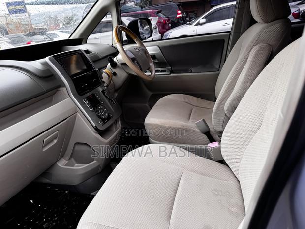 Toyota Noah 2009 Silver