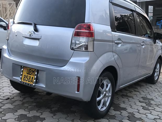 Toyota Porte 2010 Silver