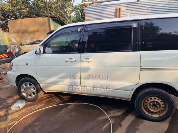 Toyota Noah 2001 White