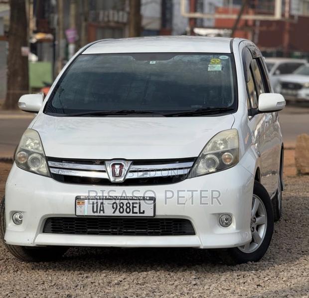Toyota ISIS 1.8 L 2WD 2012 White