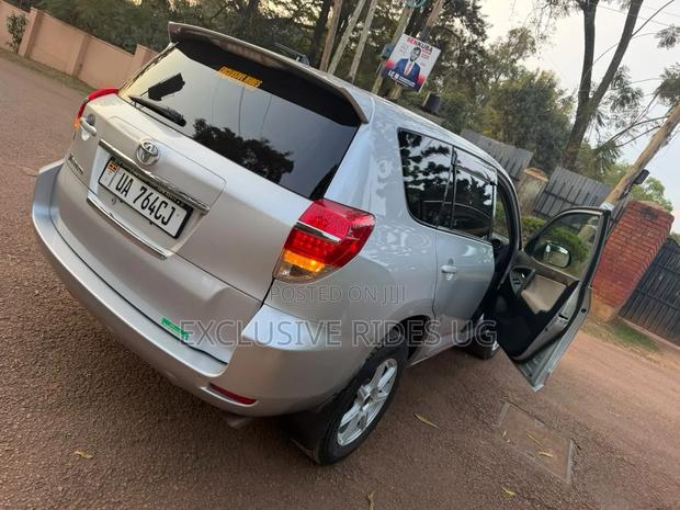 Toyota Vanguard 2012 Silver
