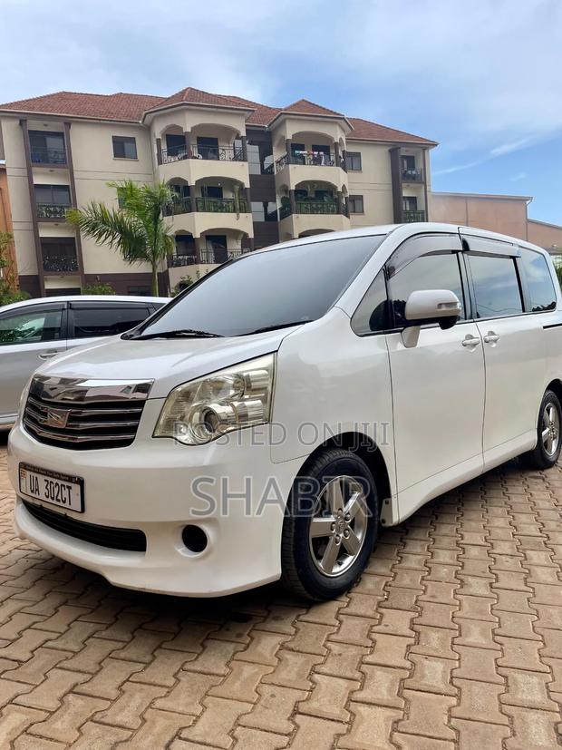 Toyota Noah 2010 White
