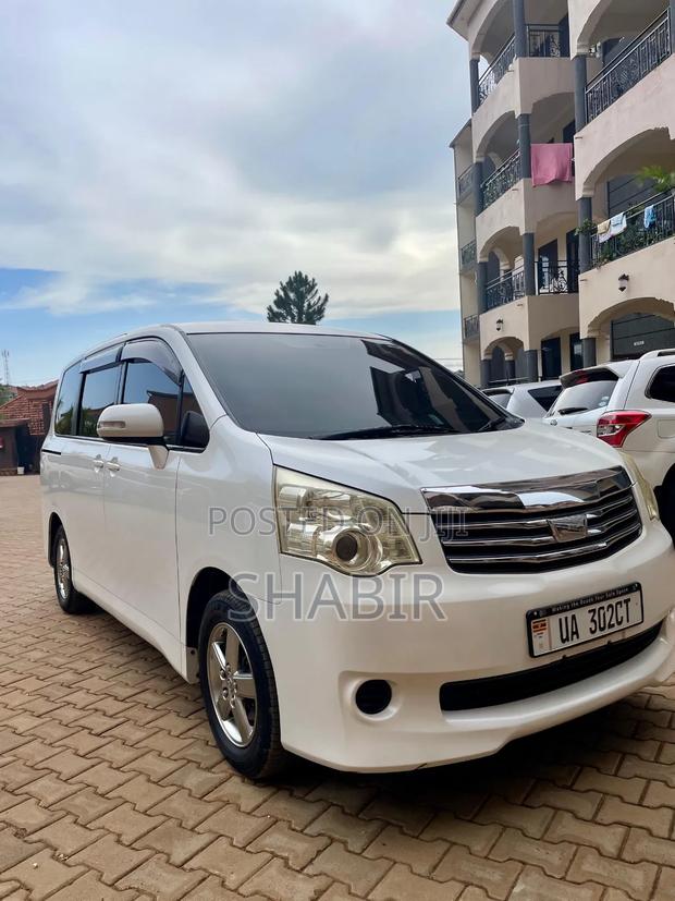 Toyota Noah 2010 White