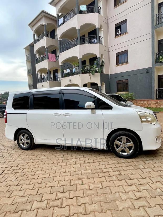 Toyota Noah 2010 White