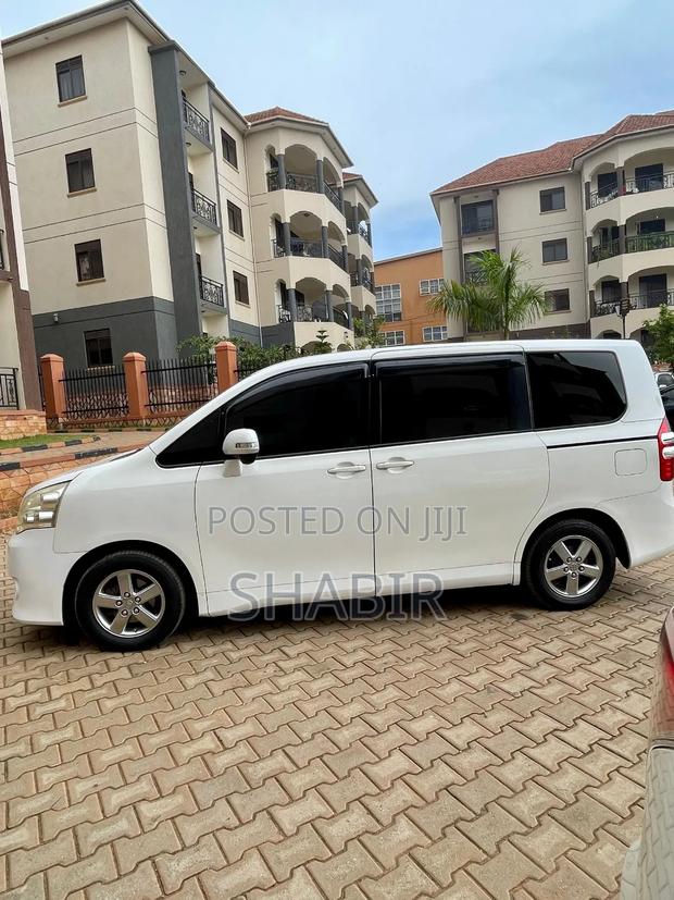 Toyota Noah 2010 White