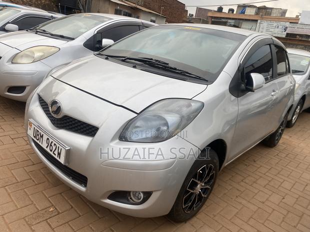Toyota Vitz 2012 Silver