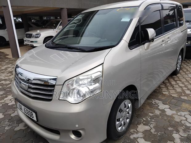 Toyota Noah 2012 Silver