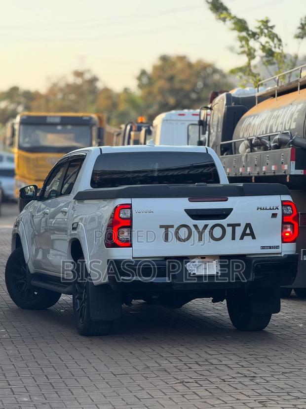 Toyota Hilux 2023 White