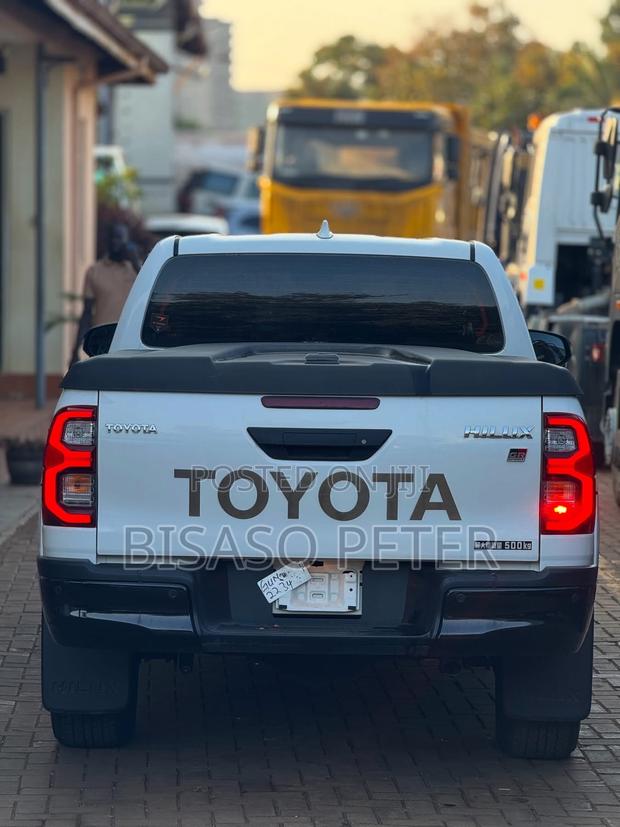 Toyota Hilux 2023 White