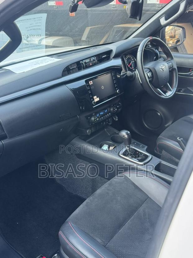 Toyota Hilux 2023 White