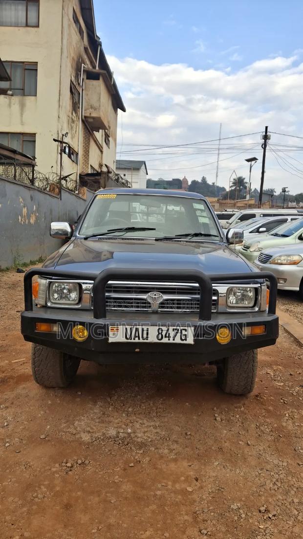 Toyota Hilux 2000 Gray