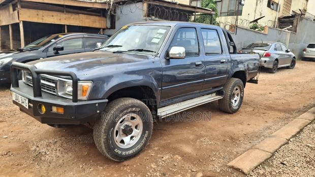 Toyota Hilux 2000 Gray