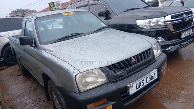 Mitsubishi L200 2000 Gray