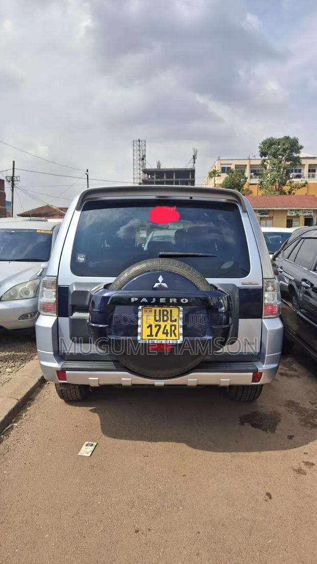 Mitsubishi Pajero 2010 Silver