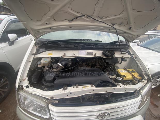 Toyota Regius 1998 White