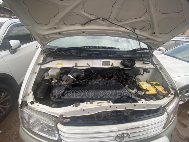 Toyota Regius 1998 White