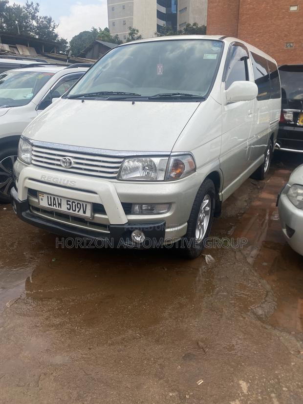 Toyota Regius 1998 White