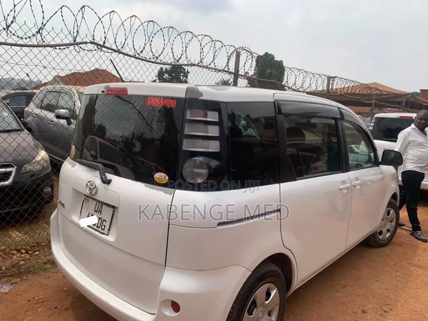 Toyota Sienta 2009 Silver