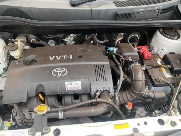 Toyota Sienta 2009 Silver