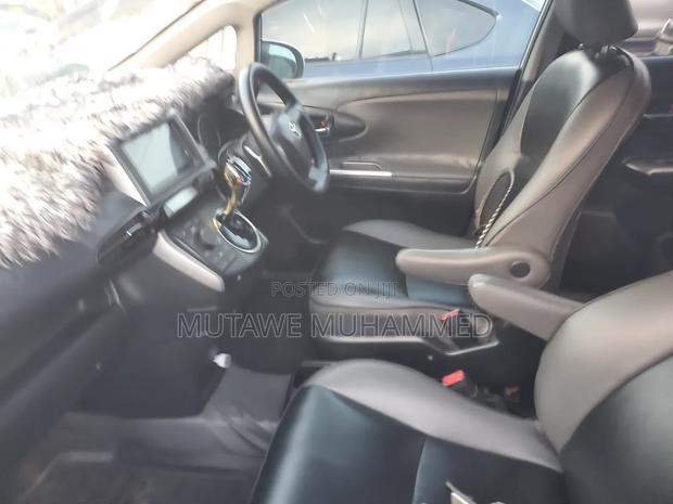 Toyota Wish 2010 Silver
